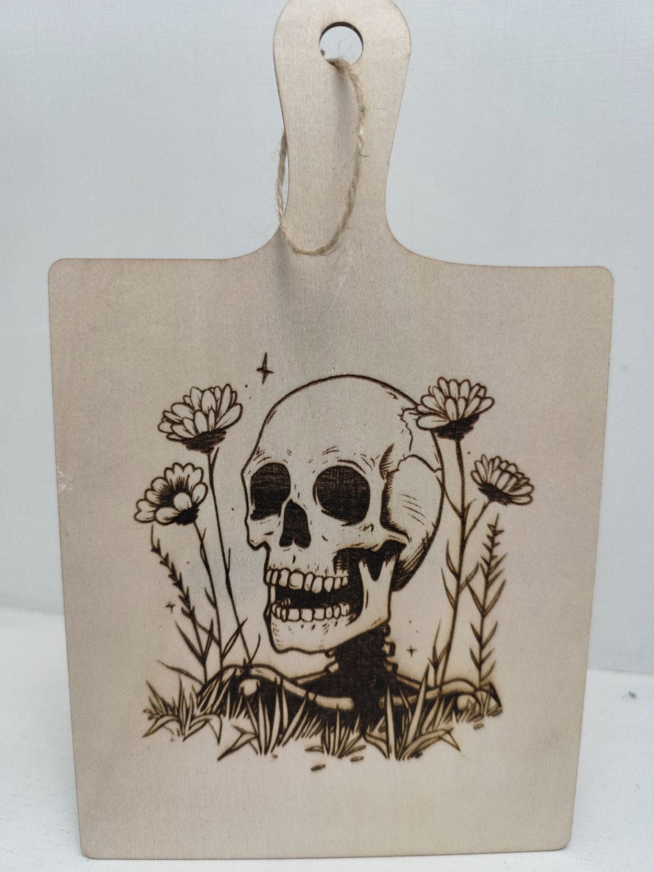 ☠️ Halloween Skull Sign – Rustic Wooden Plaque with Twine