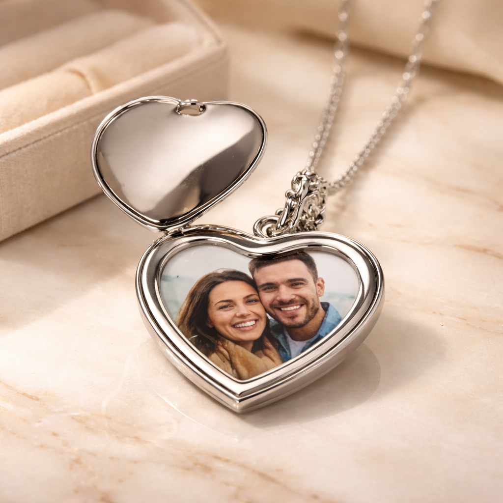 Engraved photo locket with custom name — Elegant heart locket featuring personalised engraving and a chosen photo.